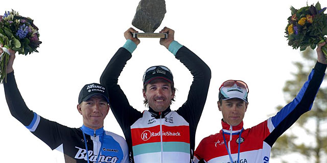 Cancellara, escoltado por Vanmarcke y Terpstra en el podio de Roubaix. (Foto: Afp)