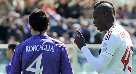 Balotelli habla con Roncaglia. | EFE