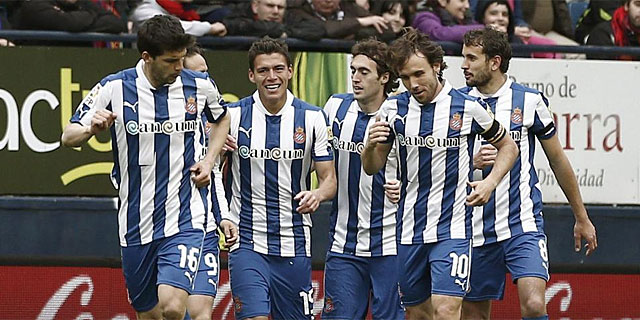 Los jugadores del Espanyol celebran un gol en Pamplona. | Efe