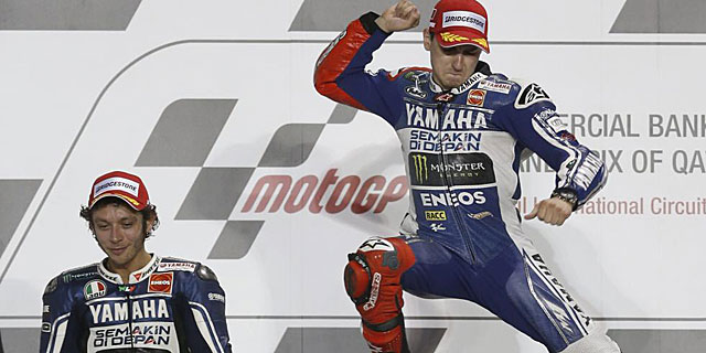 Jorge Lorenzo celebra su victoria en el Gran Premio de Qatar. (REUTERS)