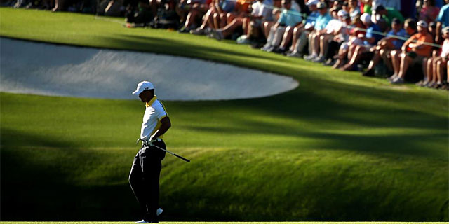 Tiger Woods, tras caer la bola en el agua en el hoyo 15. (AFP)