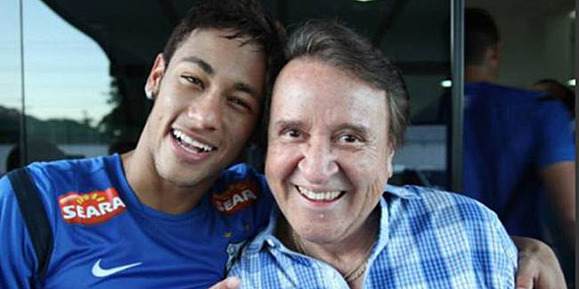 Neymar, junto al actor protagonista de 'El Chavo del ocho'.
