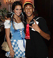 Neymar, al lado de su novia, caracterizado como 'Kiko'.