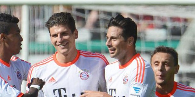 Gomez y Pizarro, abrazados en primer plano, celebran un gol en el partido contra el Hanover. | Efe