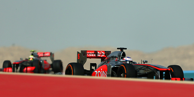 Sergio Prez (izda) y Jenson Button, durante el Gran Premio de Bahrein. | AFP