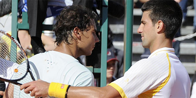 Novak Djokovic saluda a Rafa Nadal tras su victoria en la final de Montecarlo. (AFP)
