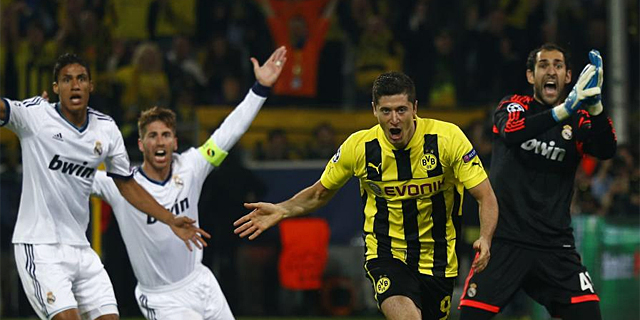 Robert Lewandowski celebra uno de sus cuatro tantos ante el Real Madrid. | Reuters