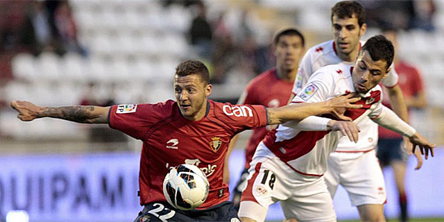 David Timor (izda.) defiende el baln ante el acoso del centrocampista del Rayo Javi Fuego (dcha.) | Efe