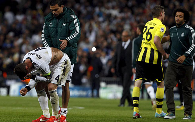 Ramos, consolado por Pepe al final del partido. (EFE)