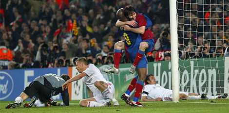 Eto'o y Messi celebran uno de los goles en 2009. | EL MUNDO