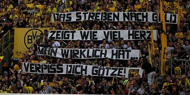 La pancarta con la que los aficionados del Dortmund mostraron su disgusto con Gtze. (EFE)