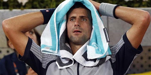 Djokovic, con la mirada perdida durante uno de los descansos ante Dimitrov. (Foto: Reuters)