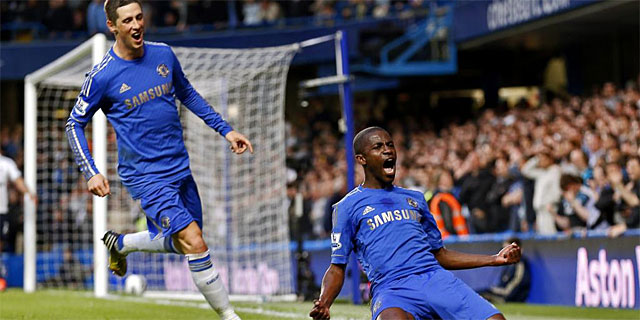 Ramires celebra su gol, segundo del Chelsea, junto a Fernando Torres. (REUTERS)