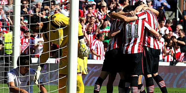 Aguate consuela al defensa Tmas Pina tras el segundo gol del Athletic. | Efe