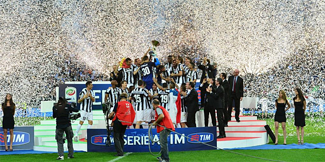 Los jugadores del Juventus celebran el ttulo de liga en su estadio. | Afp