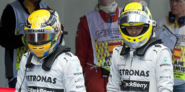 Rosberg (dcha.) y Hamilton, tras lograr las dos primeras plazas de la parrilla. | Afp