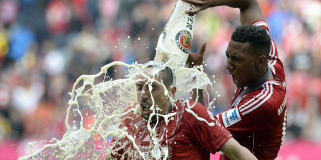 Ribery, duchado en cerveza por su compañero Boateng. | Efe