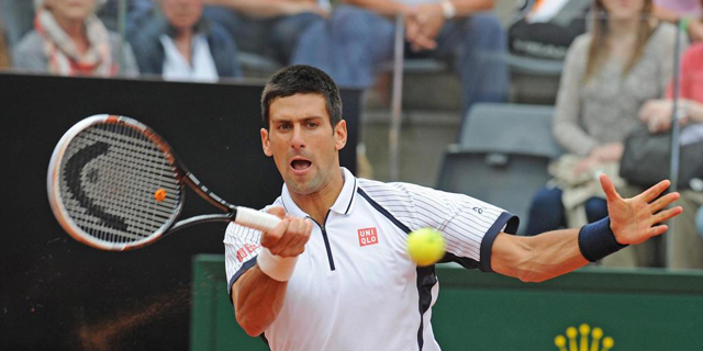 Djokovic golpea una bola durante el encuentro contra Dolgopolov. | Efe