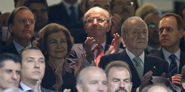 Don Juan Carlos y Doa Sofa, en el palco del Bernabu. (AFP)