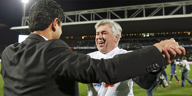 Ancelototti se abraza con el presidente del PSG Nasser al Khelafi tras ganar la Liga. | REUTERS