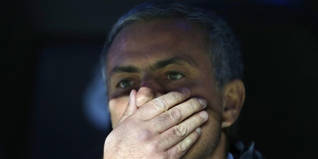 Mourinho, se tapa la boca en el banquillo del Real Madrid. | Reuters