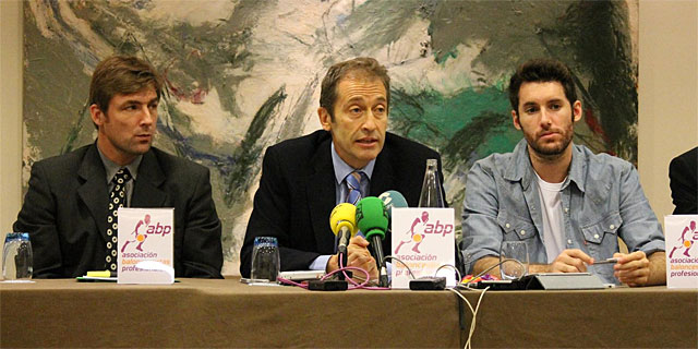 Jos Luis Llorente, presidente de la ABP, junto a Rafa Jofresa y Rudy Fernndez en noviembre. | Efe