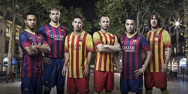 Los jugadores, con las camisetas de la prxima temporada. | Foto: www.fcbarcelona.es
