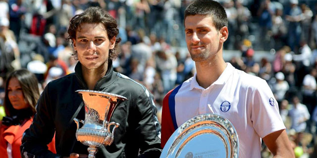Nadal y Djokovic posan con sus respectivos trofeos tras la final del Masters de Roma de 2012. | EFE