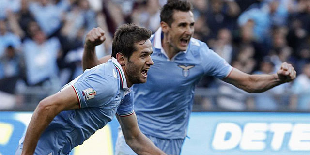 Lulic (izda.) y Klose celebran el gol de la victoria del Lazio. | Reuters