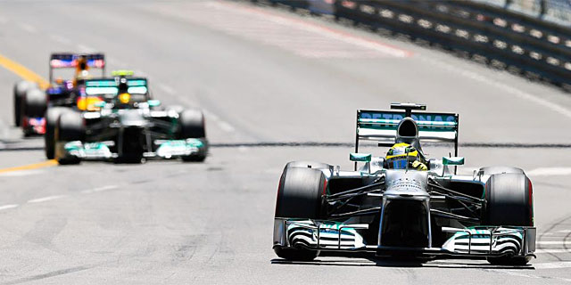 Nico Rosberg, comandando la carrera en Montercarlo. (AFP)