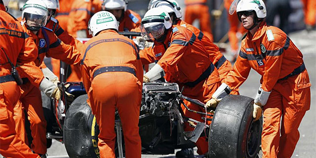 Los comisarios retiran el coche de Maldonado tras el accidente. (Foto: Reuters)