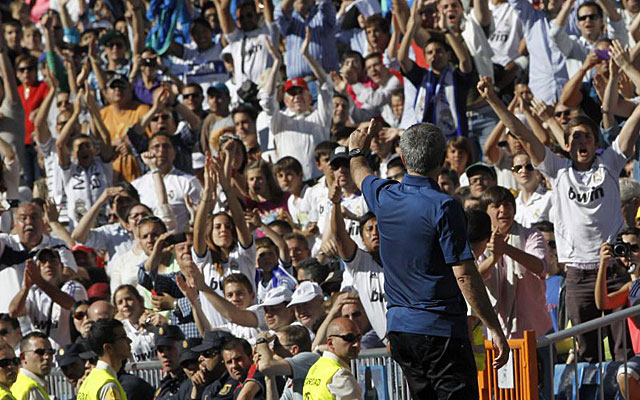 Mourinho, aplaudido por parte de la aficin en su despedida. (EFE)