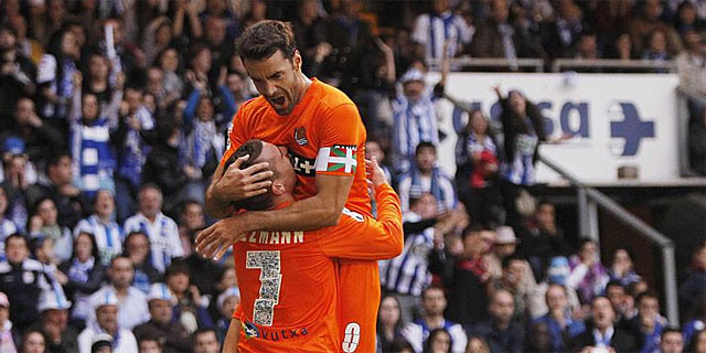 Xabi Prieto abraza a Griezmann tras su gol. (EFE)