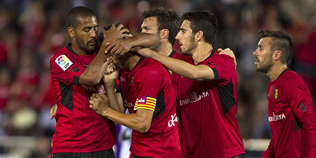Varios jugadores del Mallorca celebran uno de los cuatro goles. (EFE)