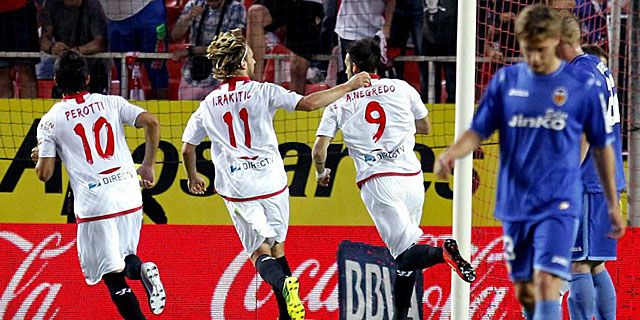 Negredo celebra con sus compaeros uno de sus cuatro goles. (EFE)