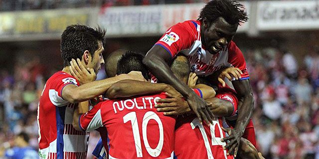 Los jugadores del Granada celebran el gol de Nolito. (EFE)