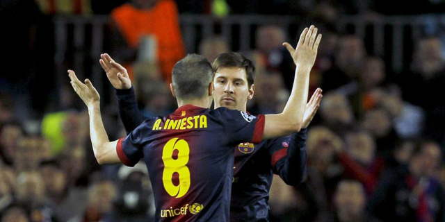 Iniesta se abraza con Messi en un partido con el Barcelona. | Efe