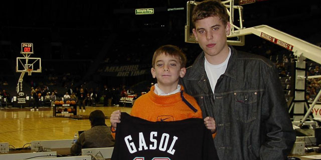 Adri y Marc con la camiseta de Pau Gasol en la primera temporada de ste en la NBA. /EL MUNDO