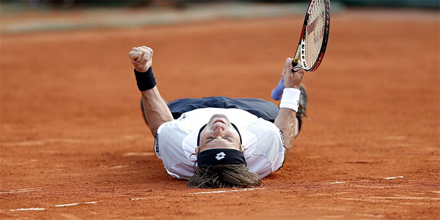 Ferrer, tendido en la pista tras derrotar a Tsonga en la semifinal de Roland Garros. | Efe