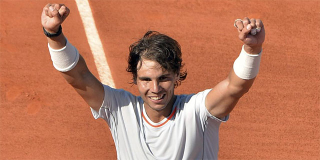 Rafa Nadal celebra su victoria frente a Djokovic. | Efe