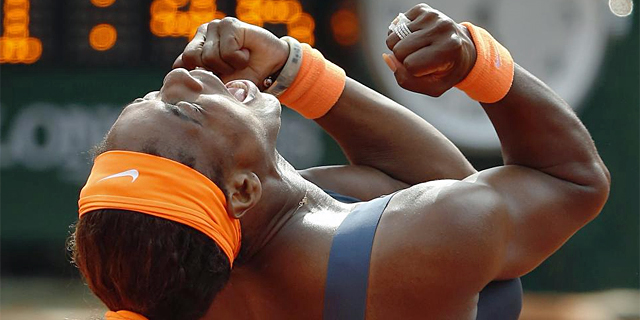 Serena Williams celebra su victoria en la final de Roland Garros. | AFP