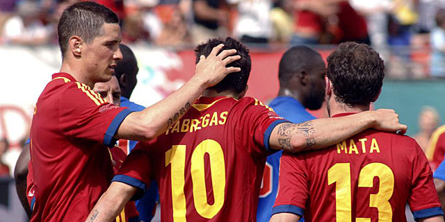 Torres, Mata y Cesc celebran uno de los goles de Espaa. (REUTERS)