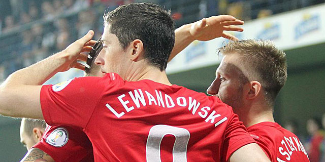 Robert Lewandowski celebra uno de los tantos de Polonia. (EFE)
