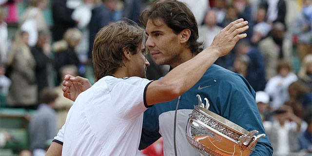 Ferrer y Nadal se abrazan tras el partido. | Afp