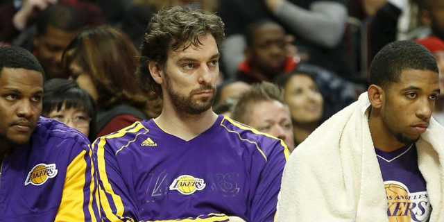 Gasol, serio, en el banquillo de los Lakers en un partido de esta temporada. | Efe