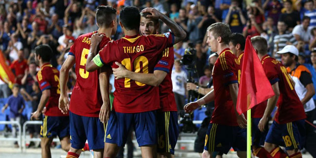 Thiago se abraza con Illarra y Bartra después de un gol de España ante Noruega. | AFP