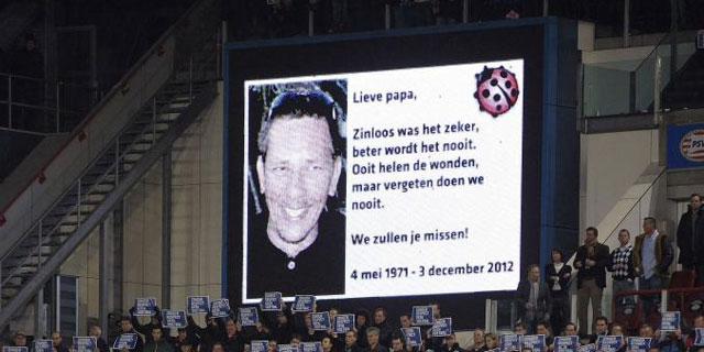 Imagen del minuto de silencio que se le dedic al juez de lnea en el marcador del Philips Stadium. | AFP
