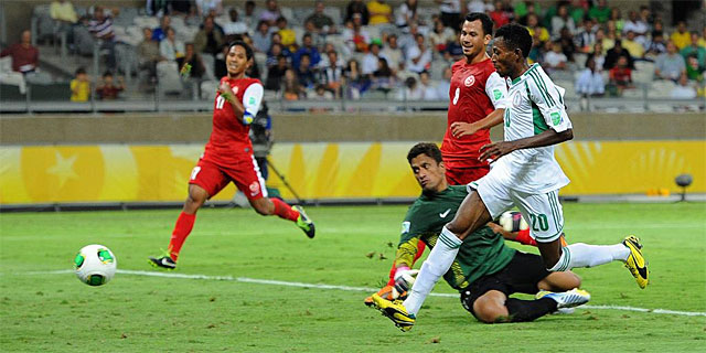 Nnamdi Oduamadi bate a Samin en uno de los seis goles de Nigeria ante Tahit. (EFE)
