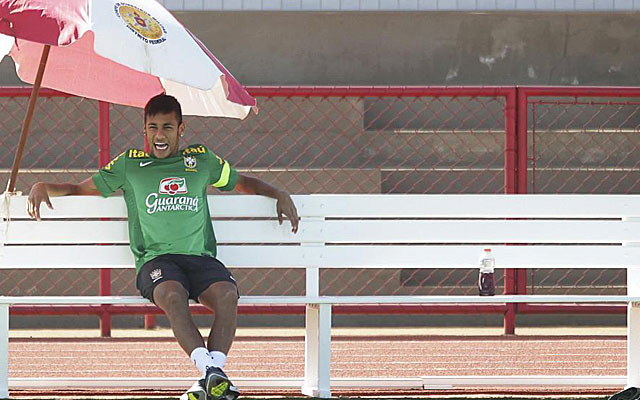 Neymar, en el descanso de un entrenamiento. (REUTERS)