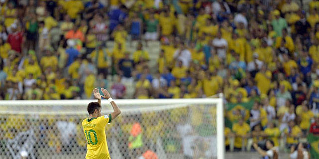 Neymar, aclamado por la 'torcida' brasilea. (EFE)